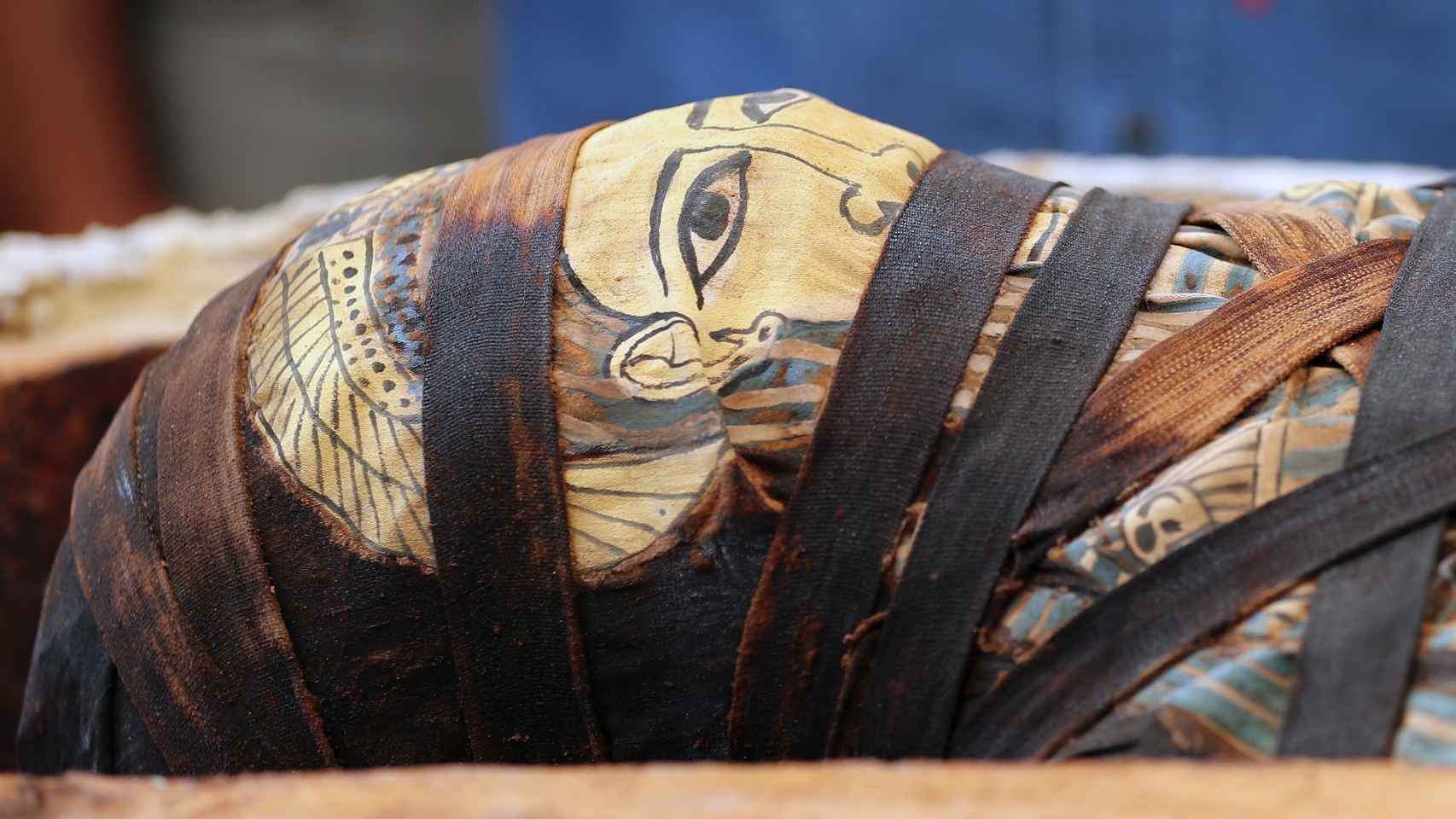 Primer plano de una de las momias recién sacadas a la luz en Saqqara.