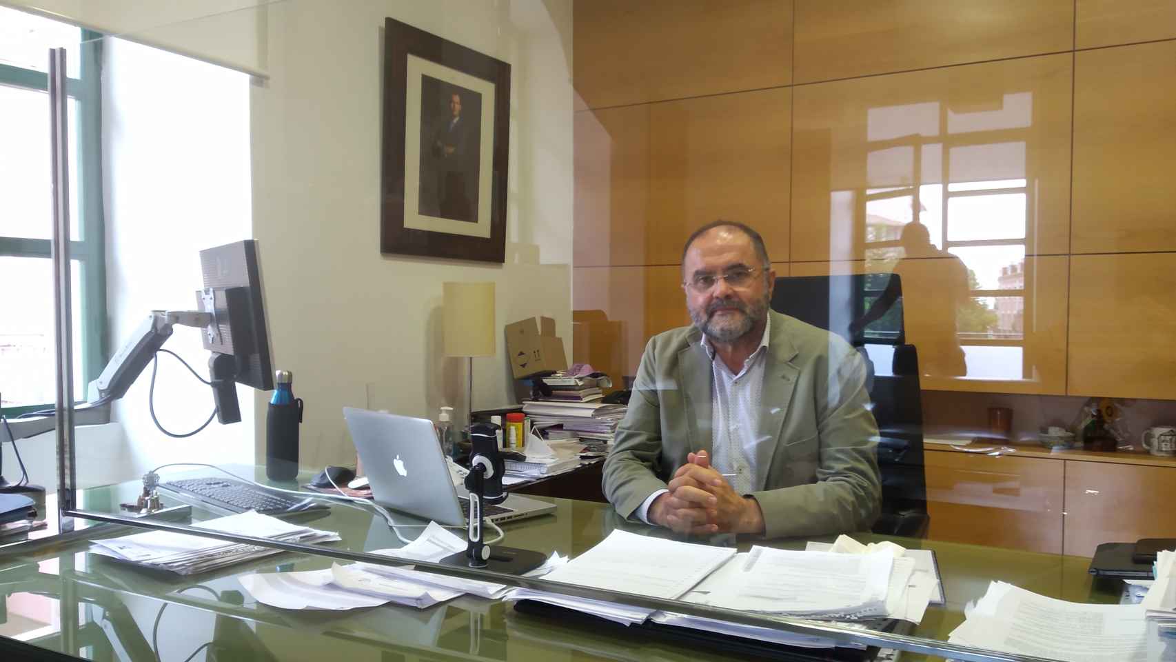 El alcalde, Juan José Cánovas, parapetado en su despacho tras una mampara de cristal para protegerse del virus.