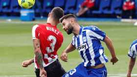 Unai Núñez y Rubén Duarte pelean por un balón aéreo en el Alavés - Athletic
