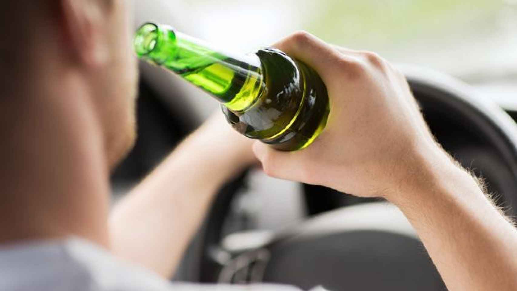 Un hombre ingiriendo alcohol al volante.