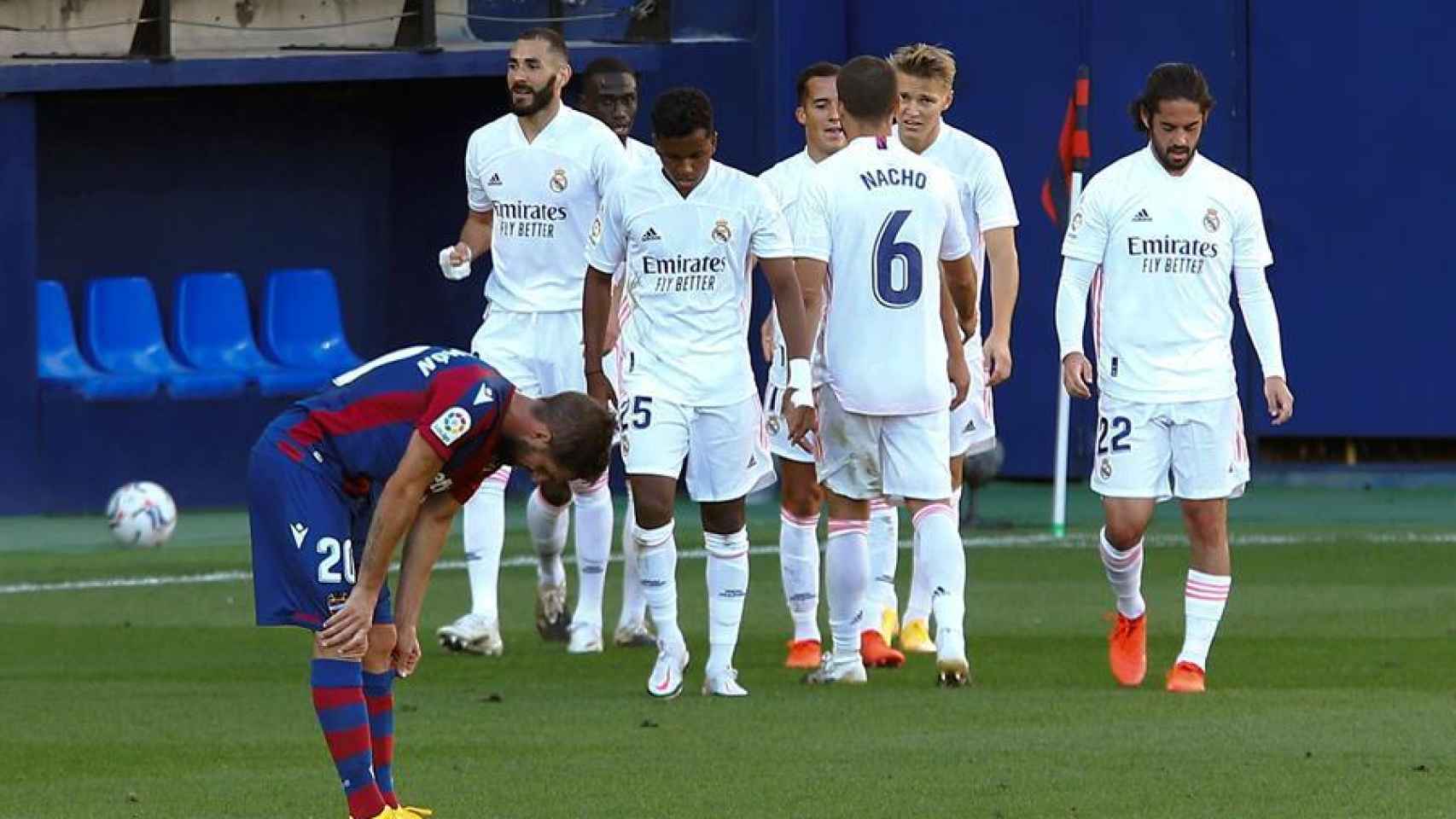 Los jugadores del Real Madrid celebran el gol de Benzema al Levante