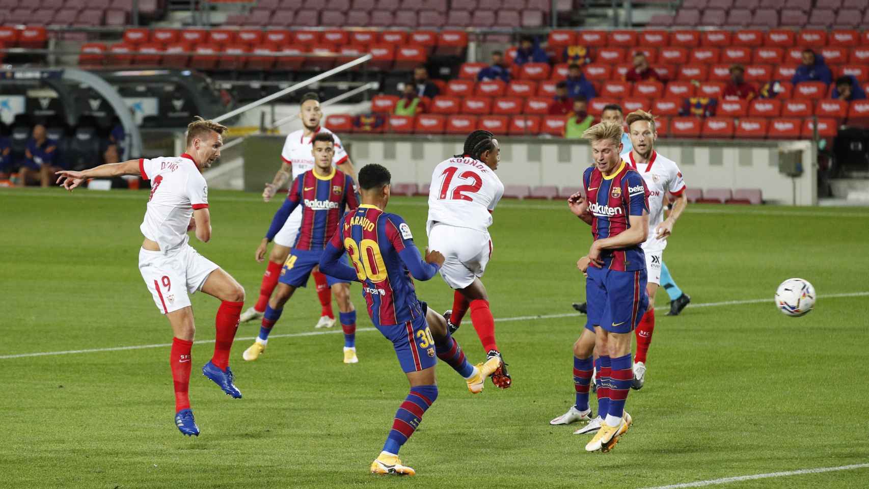 Lanzamiento de Luuk De Jong, durante el Barcelona - Sevilla en la jornada 5 de La Liga
