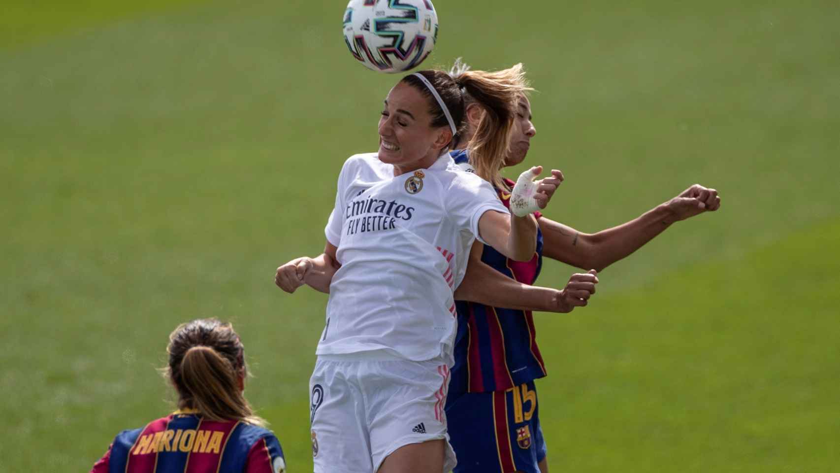 Kosovare Asllani y Leila Ouahabi, durante el Real Madrid Femenino - FC Barcelona Femenino