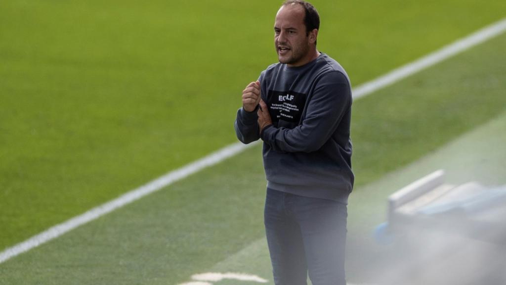 Lluís Cortés, entrenador del FC Barcelona Femenino, durante el choque frente al Real Madrid Femenino