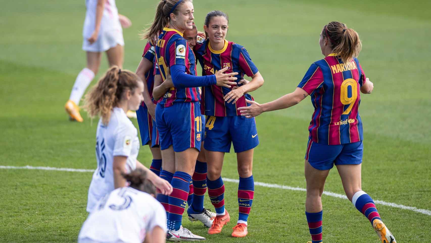 Las jugadoras del FC Barcelona celebran el primer gol en un Clásico femenino, de Patri Guijarro