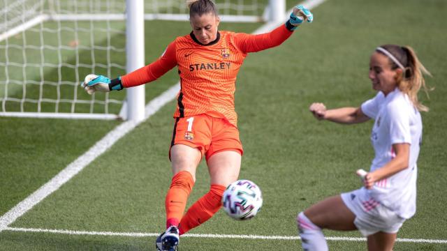 Sandra Paños rechaza un balón delante de Kosovare Asllani