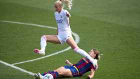 Sofia Jakobsson salta por encima de una jugadora del Barça en El Clásico