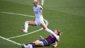 Sofia Jakobsson salta por encima de una jugadora del Barça en El Clásico