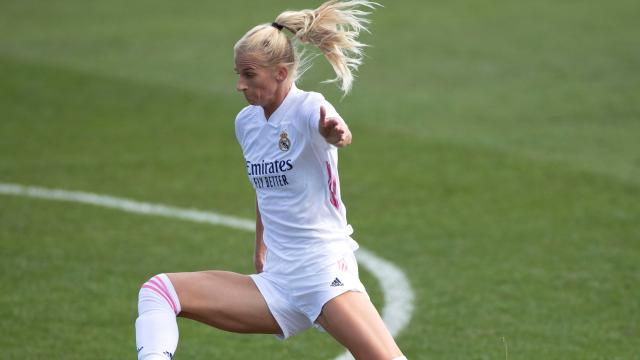 Sofia Jakobsson salta por encima de una jugadora del Barça en El Clásico