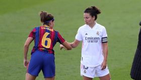 Ivana Andrés saluda a una rival tras el pitido final del Real Madrid Femenino - FC Barcelona Femenino