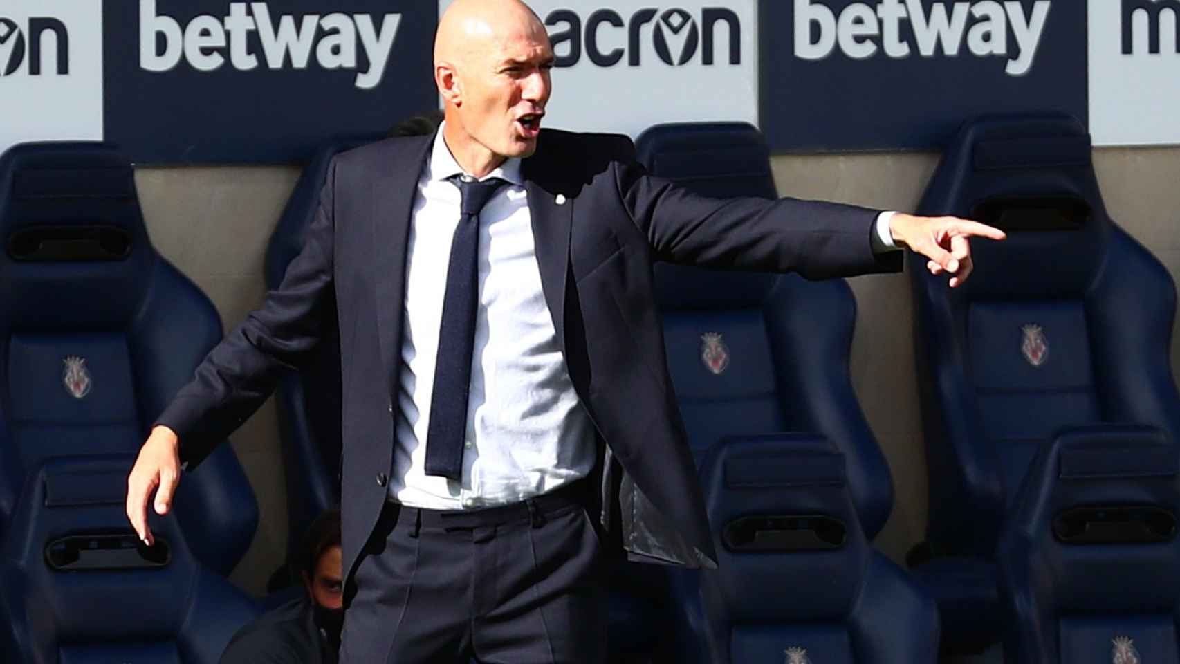 Zidane da órdenes a los jugadrore