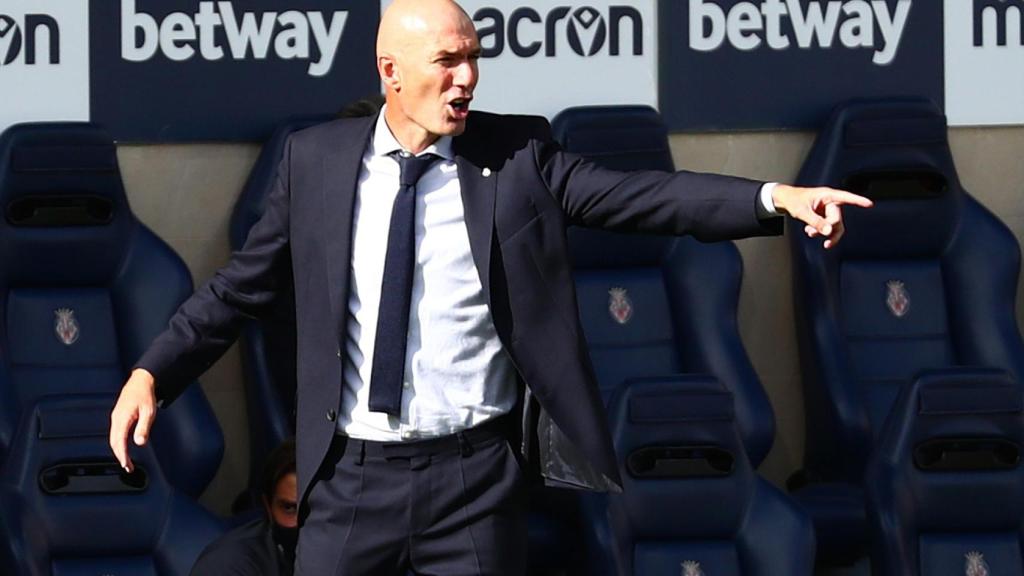 Zidane da órdenes a los jugadrore
