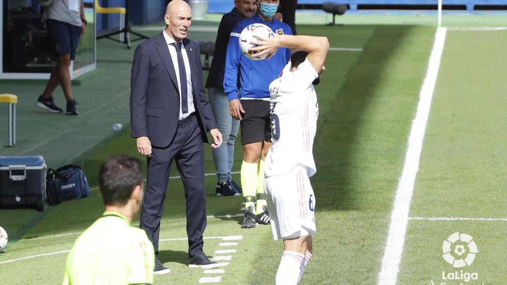 Zidane sigue el transcurso del Levante - Real Madrid desde la banda