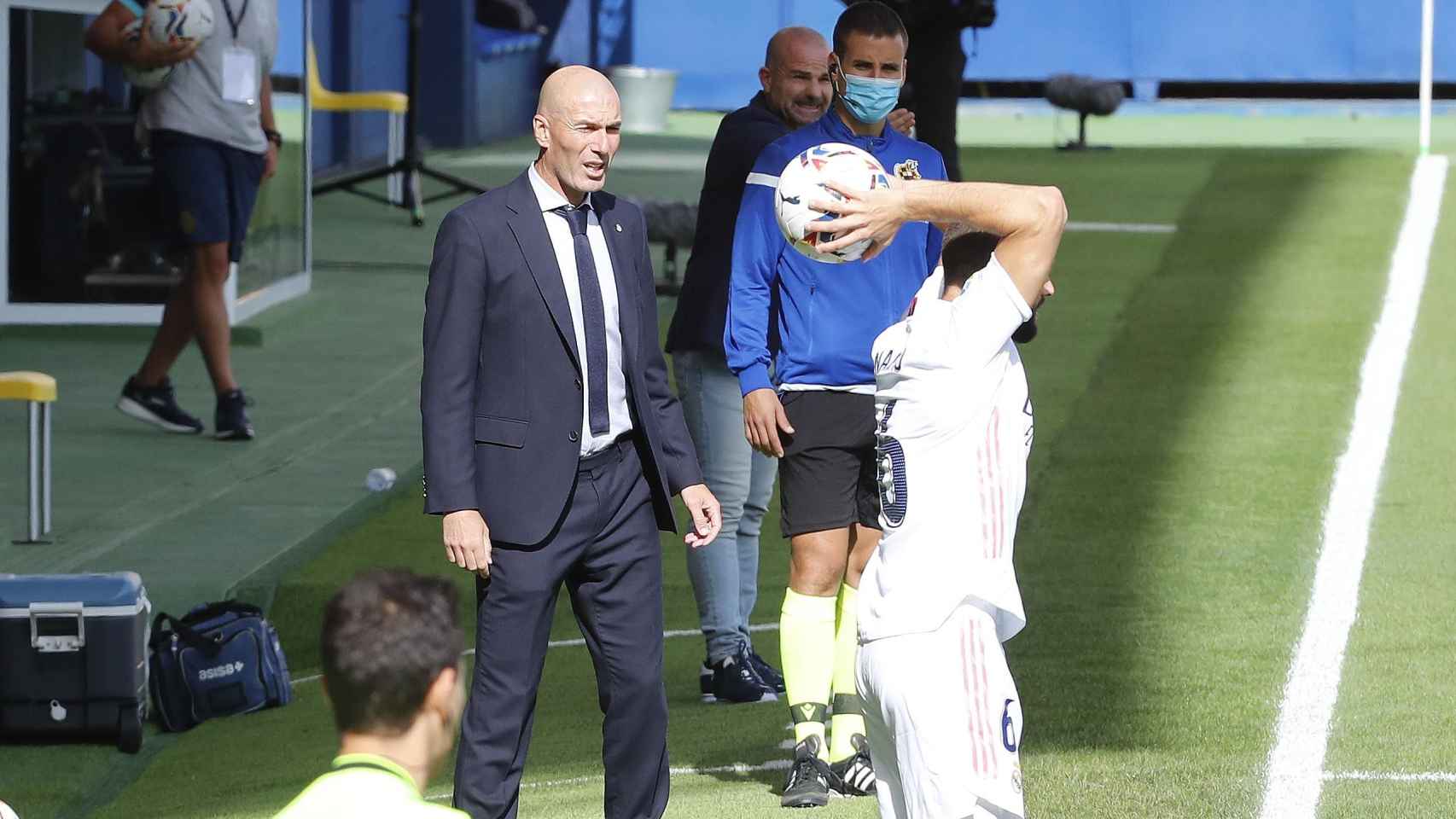 Zidane sigue el transcurso del Levante - Real Madrid desde la banda
