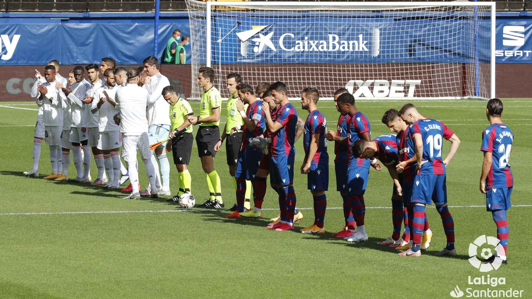 Los jugadores del Levante y del Real Madrid posan formados antes de comenzar el encuentro