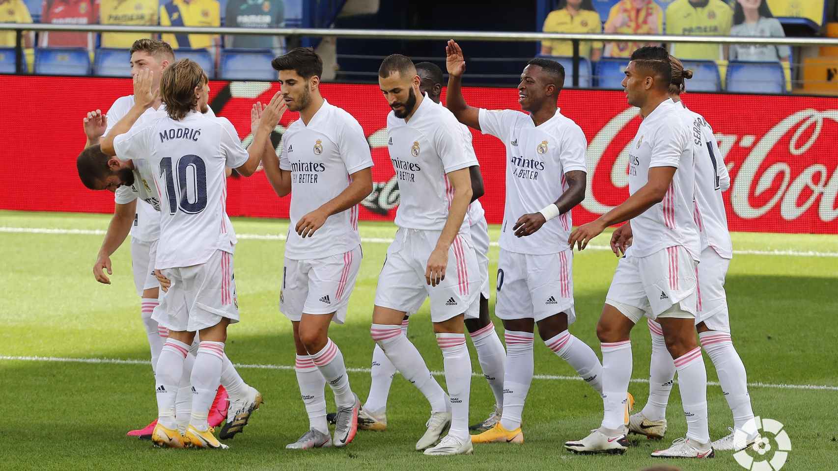 Vinicius celebra con sus compañeros su gol al Levante