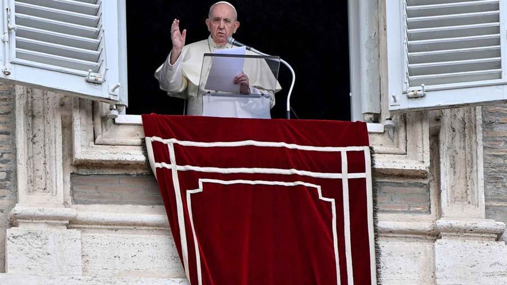 El papa Francisco  saluda desde el balcón en una de sus últimas apariciones en la Plaza de San Pedro.