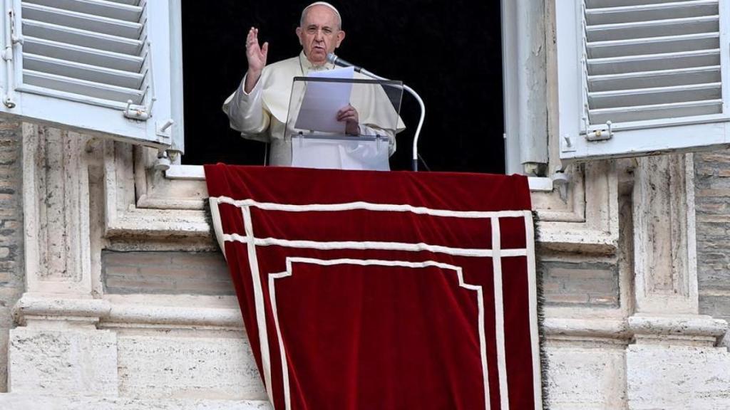 El papa Francisco saluda desde el balcón en una de sus últimas apariciones en la Plaza de San Pedro.