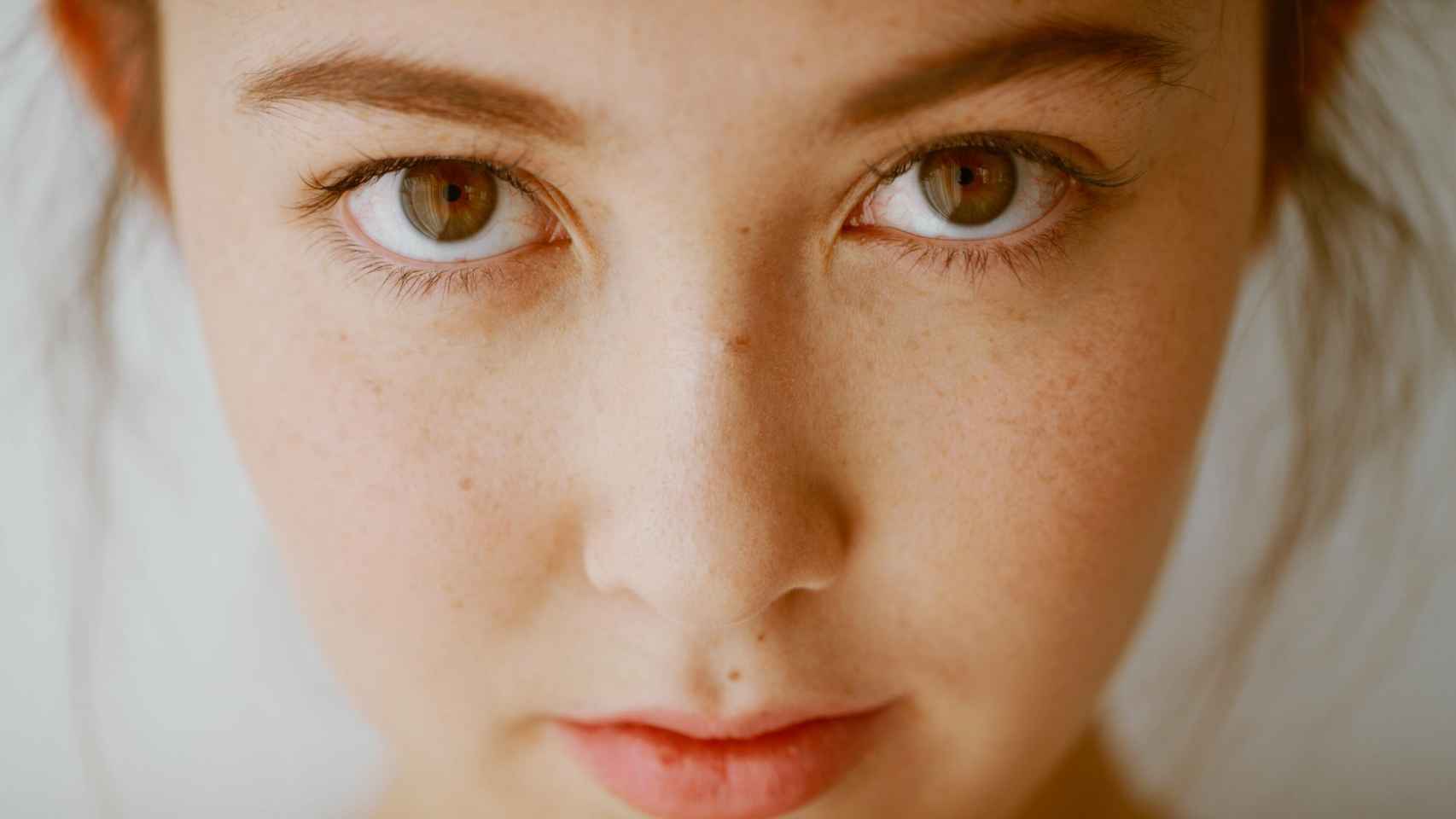 Sin cremas y sin maquillaje: este es el secreto para presumir de una mirada más joven y tersa