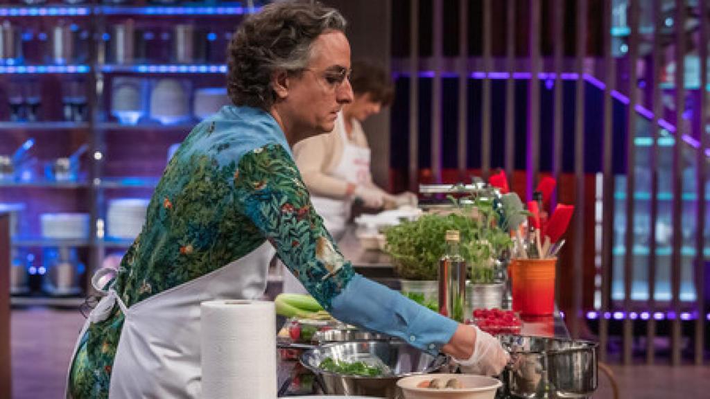 Josie no pierde ni un ápice de estilo durante la elaboración de sus platos en 'MasterChef Celebrity'.
