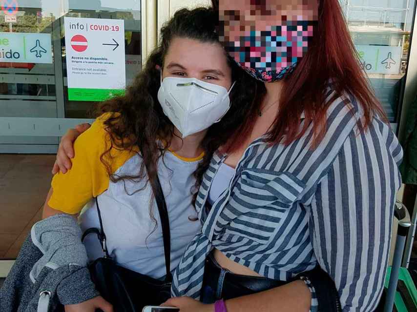 Carla Vigo junto a la que amiga que la despidió el pasado 10 de septiembre en el aeropuerto.