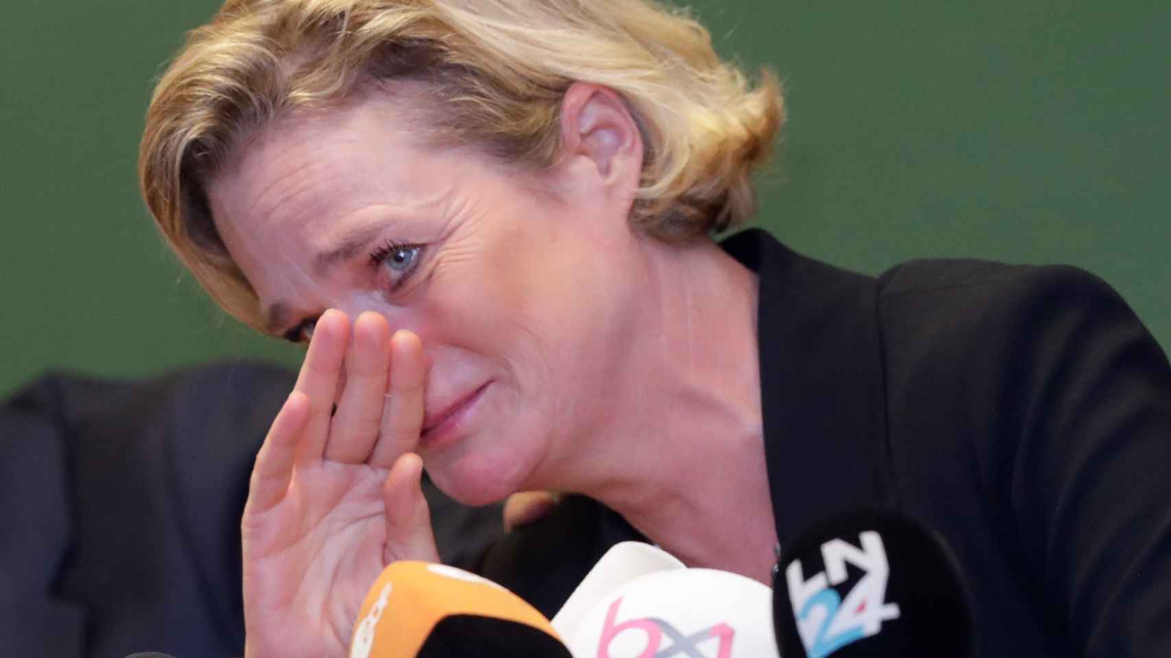 La emoción de Delphine Boël durante la rueda de prensa.