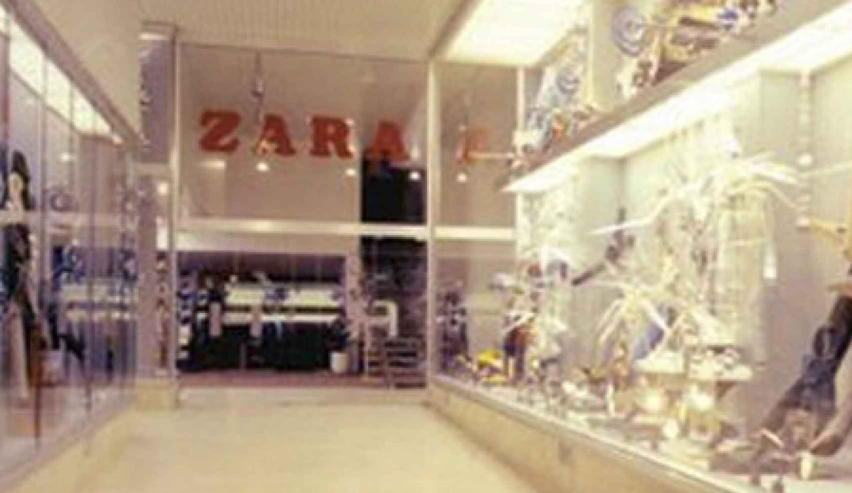 Abrió su primera tienda Zara en A Coruña, en 1975.