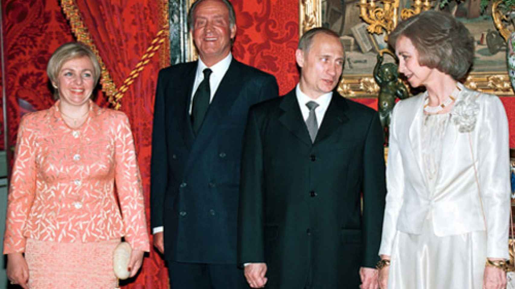 Los reyes de España y Vladimir Putin antes de una cena en el Palacio Real de Madrid en el año 2000.