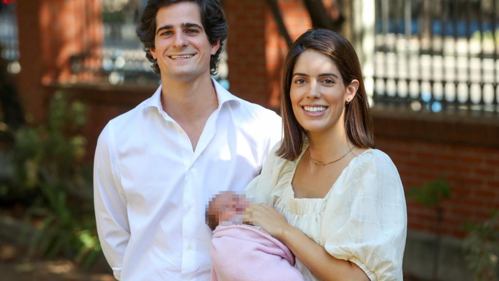 Los duques de Huéscar tras abandonar el hospital junto a su hija Rosario.