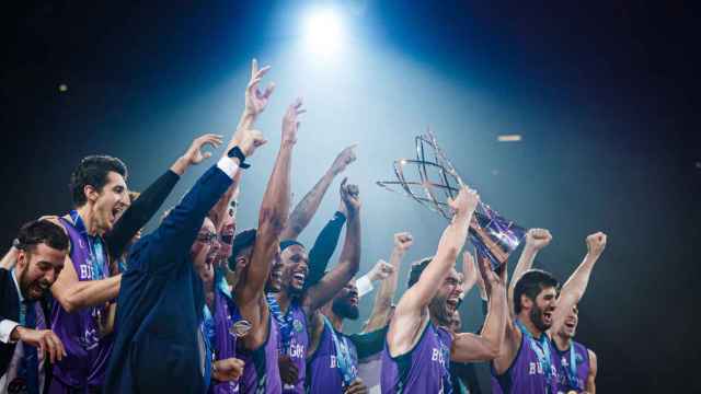 Los jugadores de San Pablo Burgos levantan el título de la FIBA Champions League