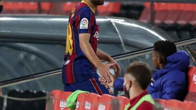 Jordi Alba tras ser sustituido ante el Sevilla FC