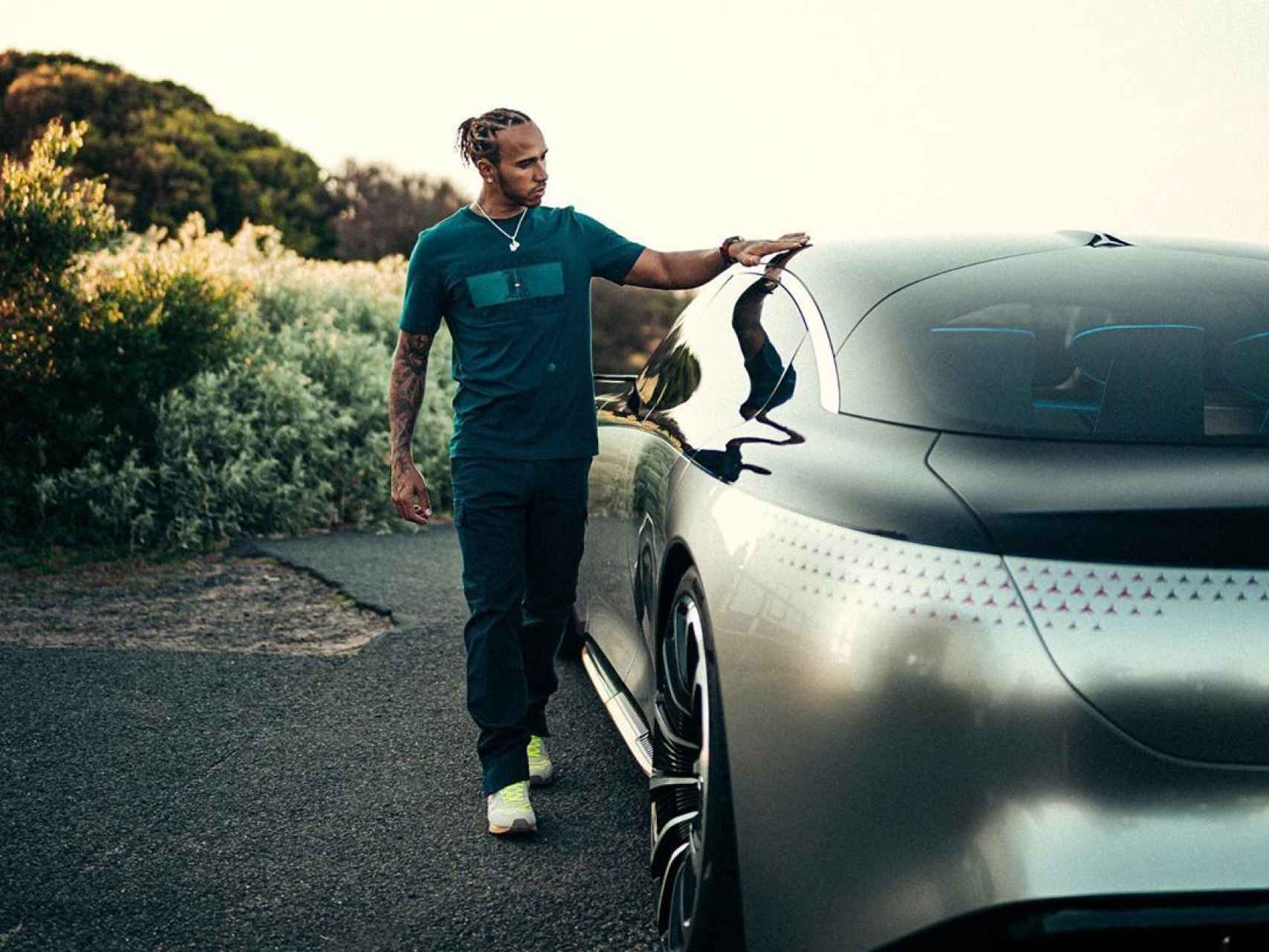 Hamilton junto al prototipo eléctrico EQS de Mercedes-Benz