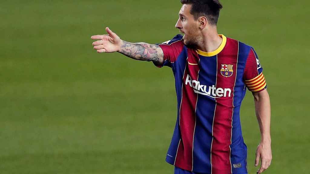 Leo Messi protesta por una acción ante el Sevilla