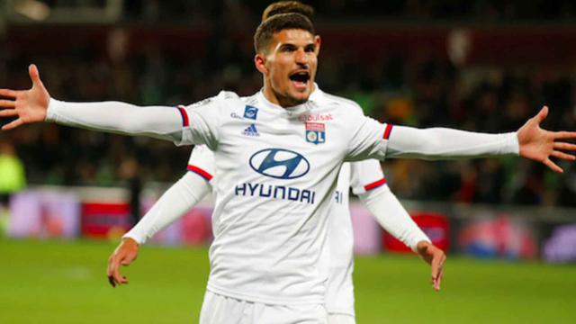 Aouar, durante un partido del Olympique de Lyon