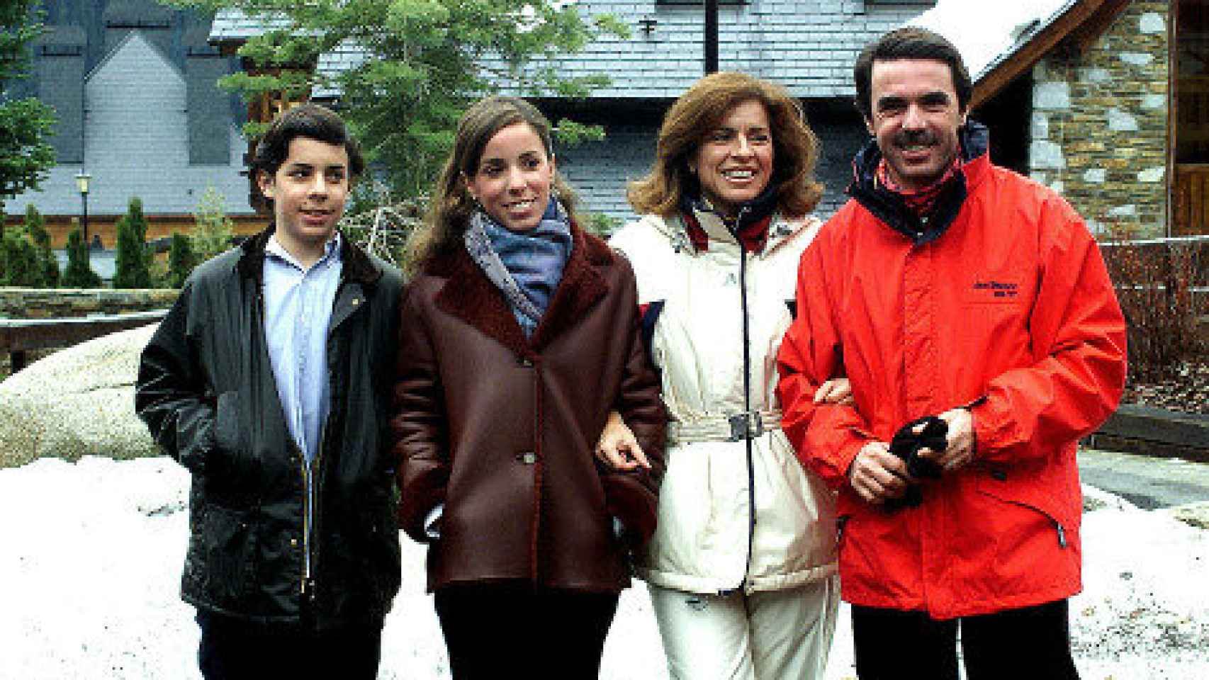 La familia Aznar posa durante sus vacaciones en Baqueira.