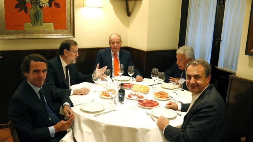 El ya rey emérito Juan Carlos, cenando en Casa Lucio junto al presidente Rajoy y sus antecesores Zapatero, Aznar y González.