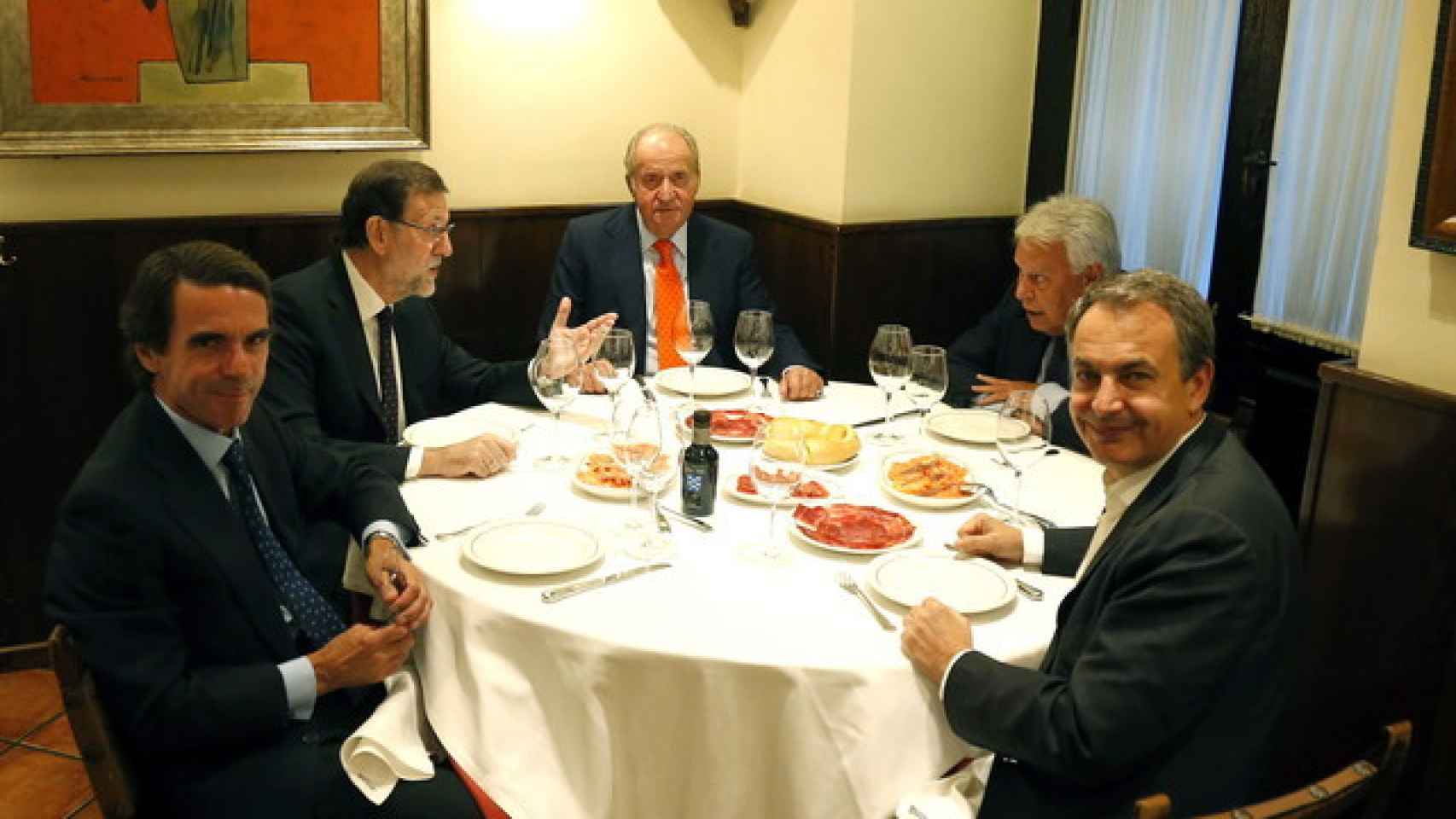 El ya rey emérito Juan Carlos, cenando en Casa Lucio junto al presidente Rajoy y sus antecesores Zapatero, Aznar y González.