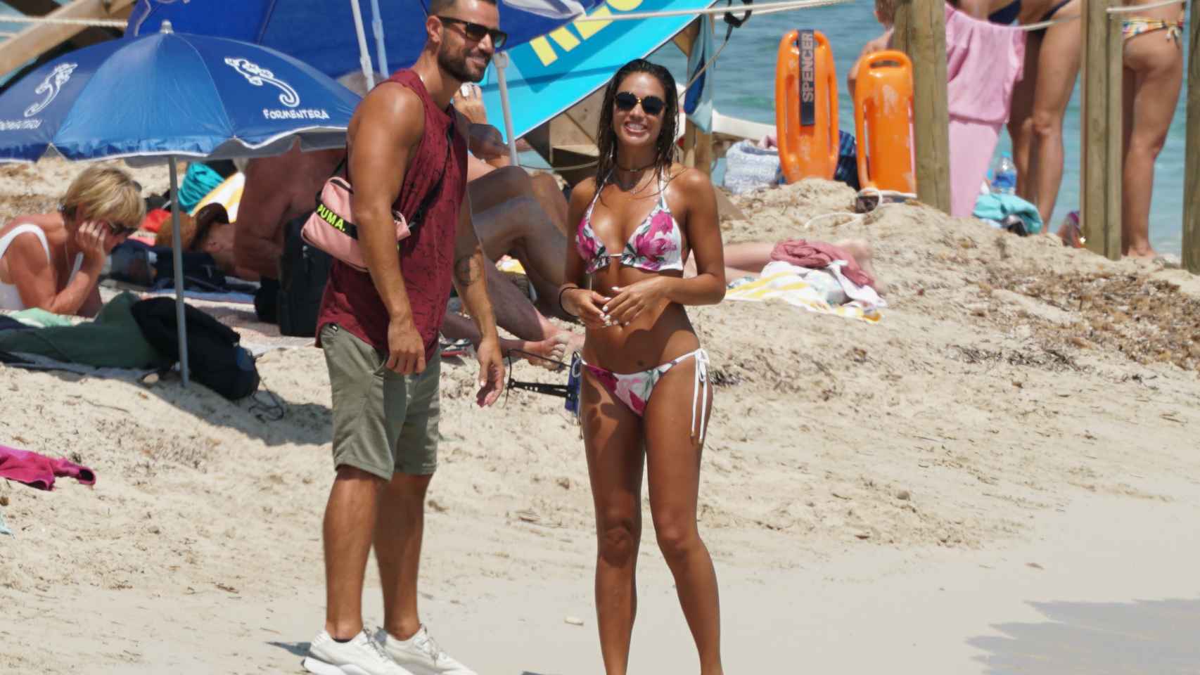 Lara Álvarez y Adrián Torres este verano en las playas de Cádiz.