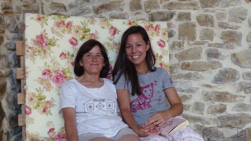 Sonia (izquierda), la mujer fallecida en Burgos por cáncer de colón, posando junto a su hermana Lydia.