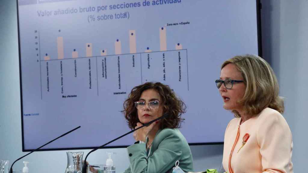 La portavoz del Gobierno y ministra de Hacienda, María Jesús Montero (i), junto a la vicepresidenta tercera del Ejecutivo, Nadia Calviño (d).