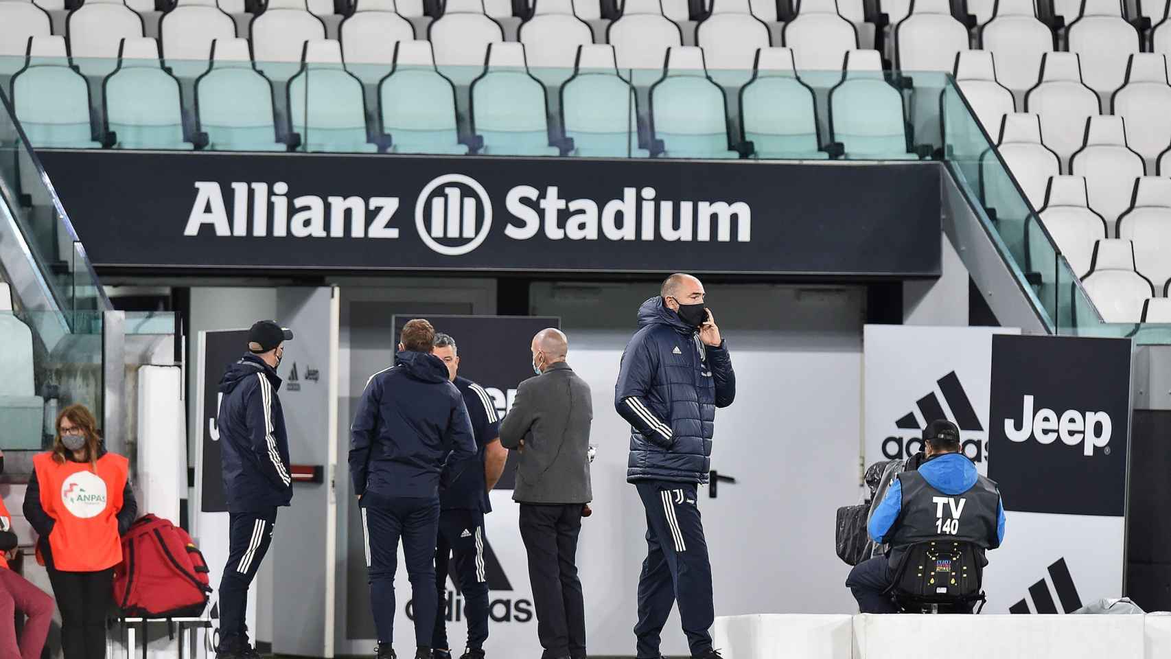 Directivos de la Juventus en su estadio hablando mientras el Nápoles no podía viajar para jugar el partido