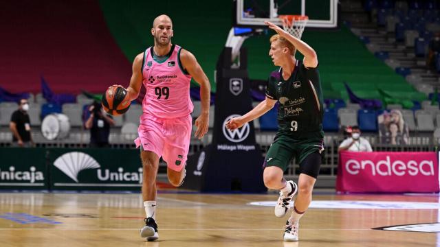 Calathes, jugador del FC Barcelona, ante Alberto Díaz, de Unicaja