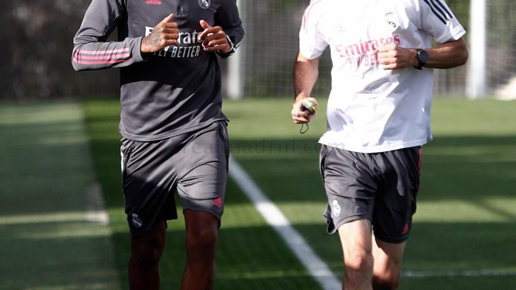 Eder Militao, junto a Grégory Dupont en un entrenamiento del Real Madrid