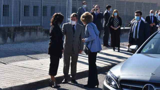 PIlar Zamora charlando junto a la Reina Sofía y Emiliano García-Page