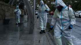 Unos operarios municipales realizan labores de desinfección en una calle de Orense este martes.