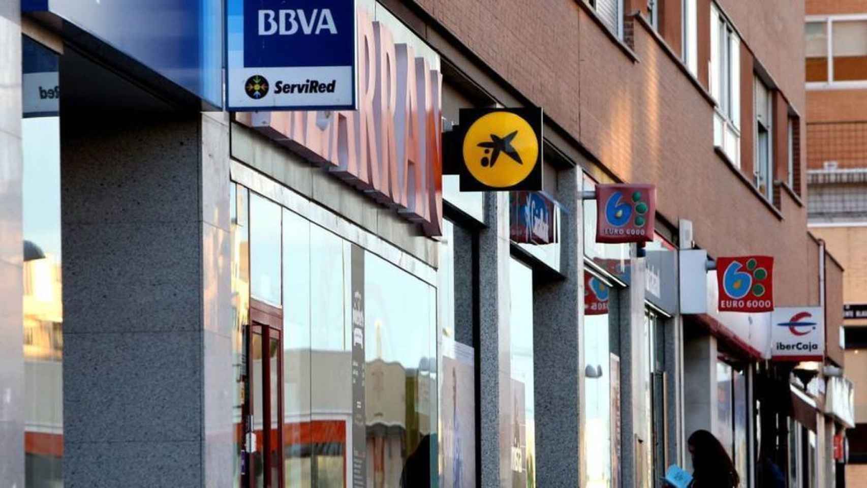 Oficinas bancarias en una misma calle.