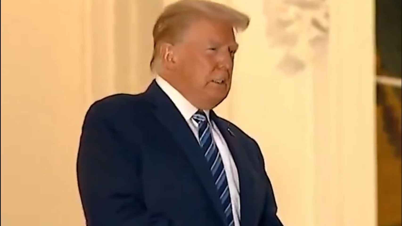 Una imagen del vídeo en el que Trump parece tener dificultades respiratorias.