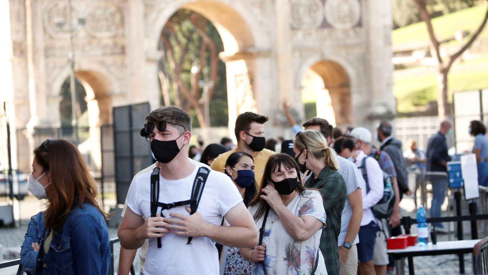 Varias personas con mascarilla en Roma.