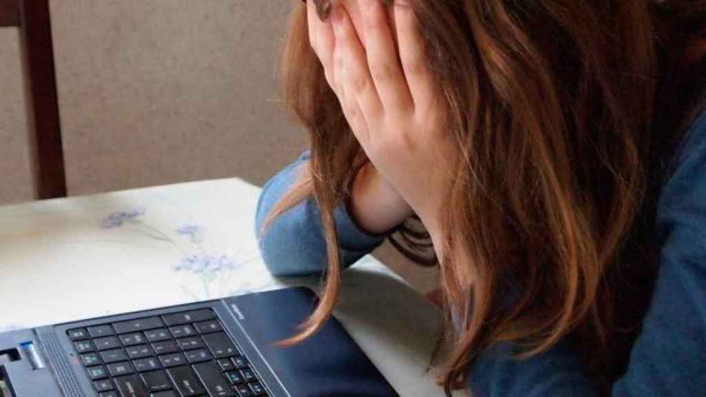 Imagen de un joven desesperado ante la pantalla del ordenador.