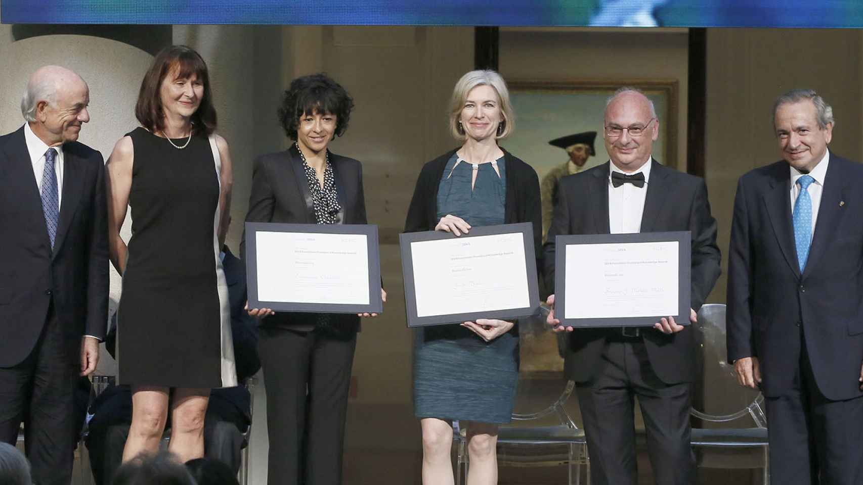Emmanuelle Charpentier, Jennifer Doudna y Francisco Mojica recibiendo el premio Fronteras del Conocimiento 2017.